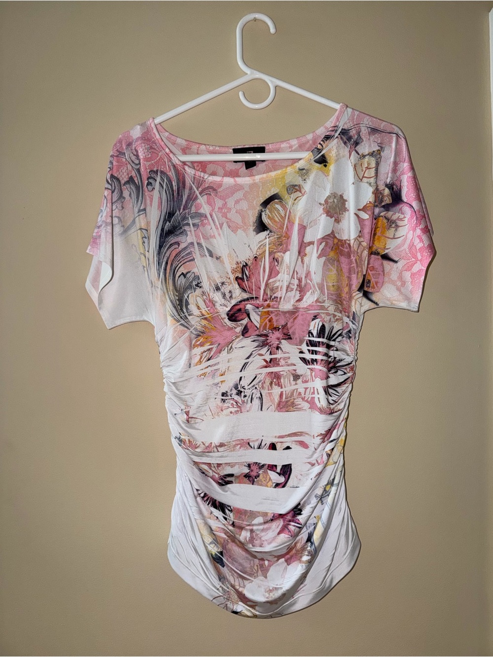 Iz Byer Pink Floral Short Sleeve Ruched Tee